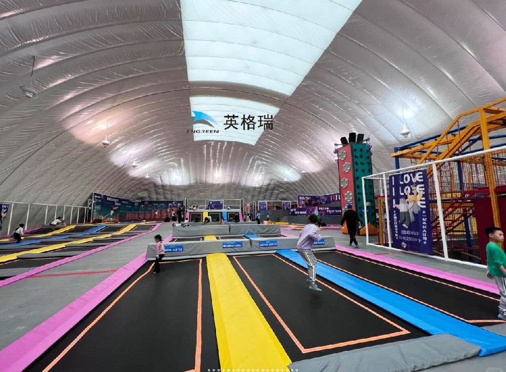 搭建一個氣膜蹦床館，為孩子們營造一個游樂天堂